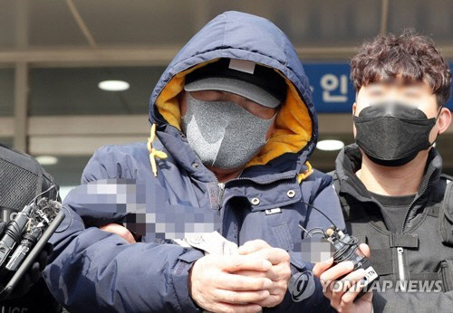 지난해 법원으로 호송되는 조세형씨. [연합뉴스]